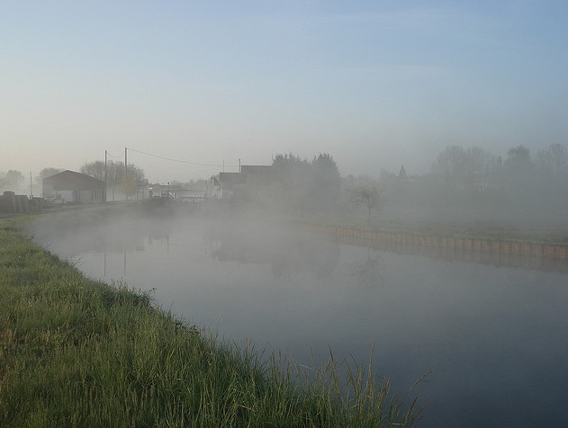 canal sous la brume